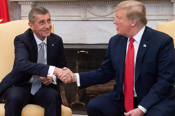 神態(tài)酷似范爺 《國(guó)戰(zhàn)紀(jì)元》補(bǔ)助卡牌意外走紅